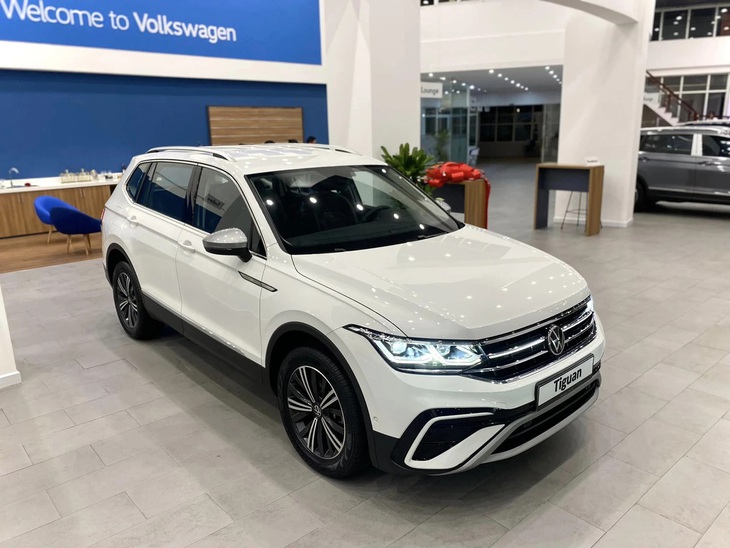 Không thuộc phân khúc hạng sang như 3 mẫu BMW, nhưng Volkswagen Tiguan Allspace (sản xuất năm 2022) cũng có mức giảm mạnh tương đương. Giá sau giảm chỉ còn 1,499 tỉ đồng - Ảnh: Đại lý Volkswagen/Facebook