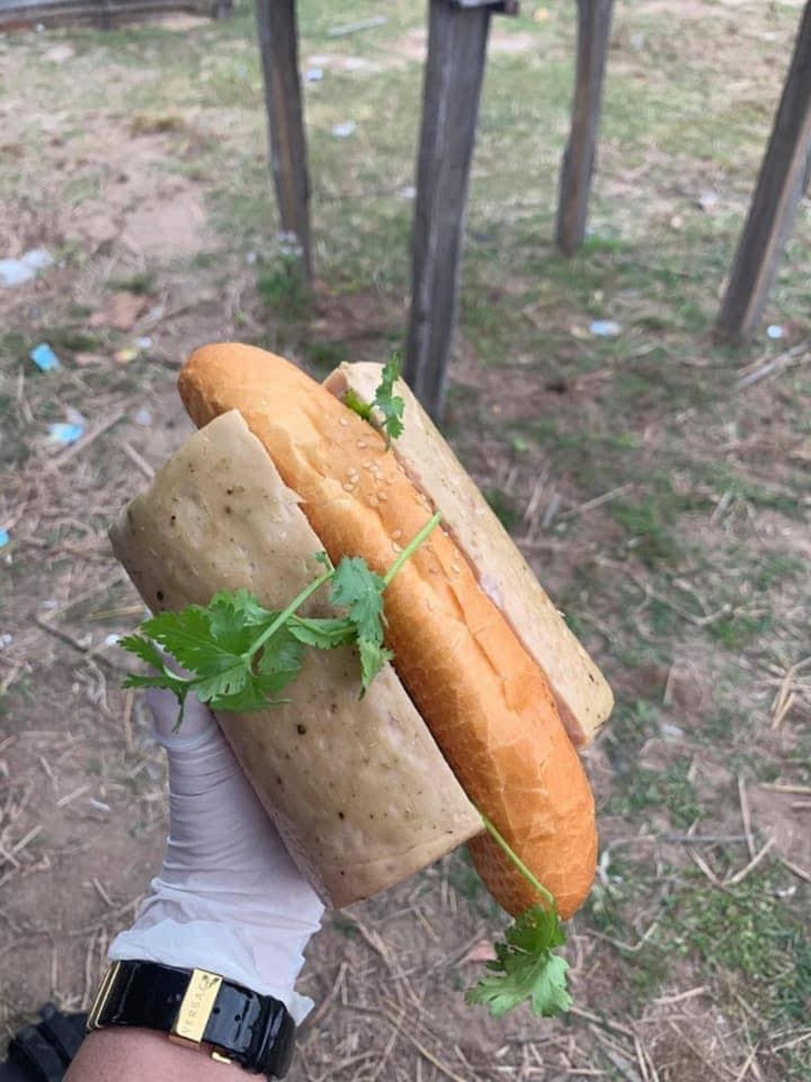 Chả kẹp bánh mì.