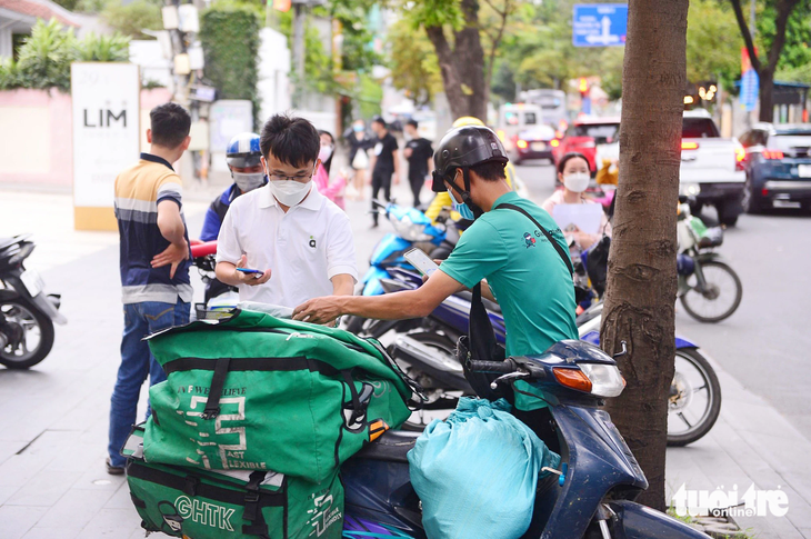 Các đơn vị bán hàng và giao nhận trong nước đang đối mặt với làn sóng hàng giá rẻ, ship rẻ từ hàng hóa Trung Quốc - Ảnh: QUANG ĐỊNH