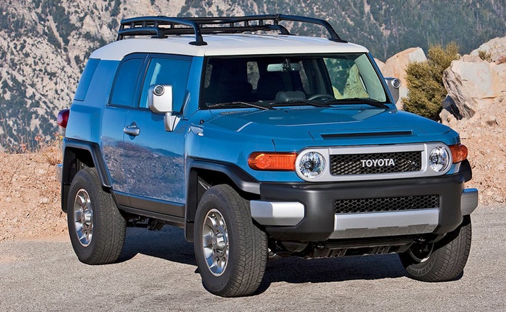 Toyota FJ Cruiser từng được so sánh với Hummer H1 vì thiết kế rất giống cùng thị trường trọng tâm là Bắc Mỹ, dù có kích thước nhỏ hơn hẳn - Ảnh: Toyota