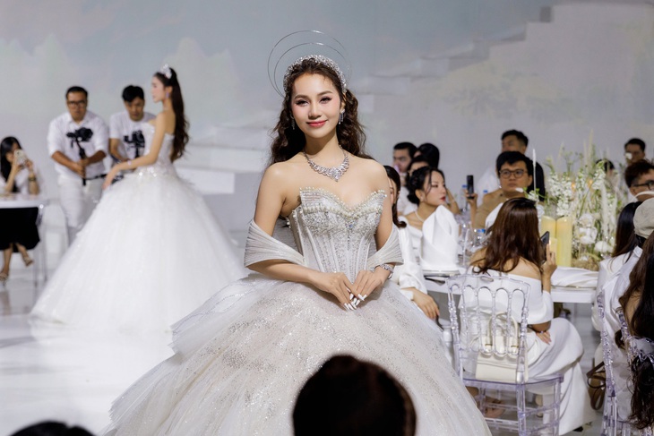 Diện chiếc váy có kích thước &quot;khủng&quot;, Kim Chi vẫn tự tin và tinh tế trong việc xử lý và catwalk trên đường băng, giúp tạo nên những hình ảnh đẹp mắt và đáng nhớ.