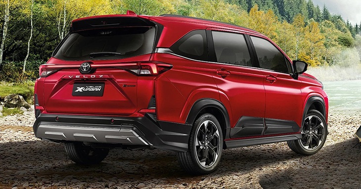 Dàn trang bị được bổ sung giúp vóc dáng chiếc MPV giống SUV hơn đáng kể - Ảnh: Toyota Thailand