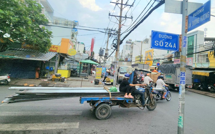 Xe ba gác, xe cà tàng chở sắt thép vẫn tung hoành ở TP.HCM