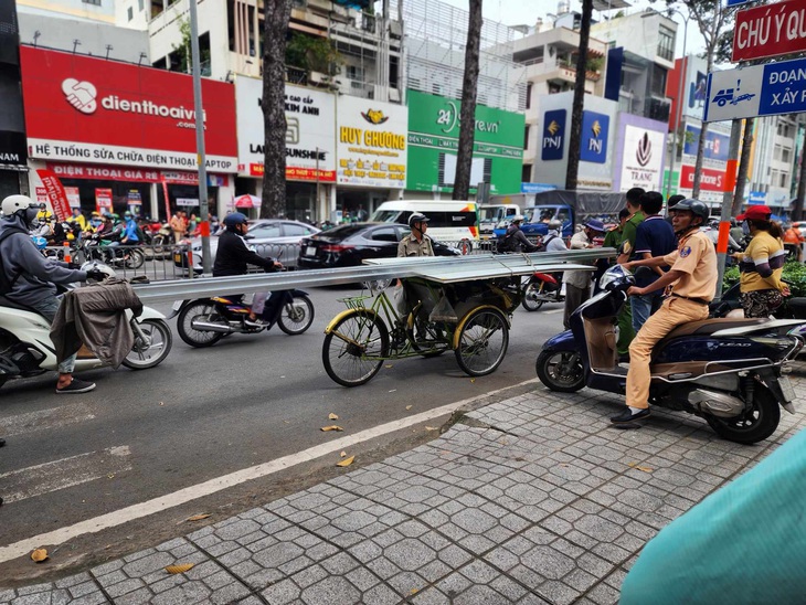 Các thanh sắt trên xe xích lô nhô ra phía trước và sau một đoạn dài - Ảnh: NGỌC KHẢI