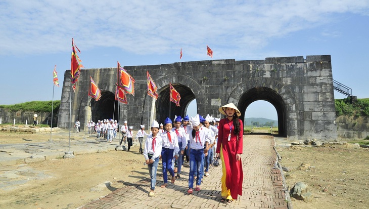 Học sinh huyện Vĩnh Lộc (Thanh Hóa) tham quan Di sản văn hóa thế giới Thành nhà Hồ - Ảnh: HÀ ĐỒNG