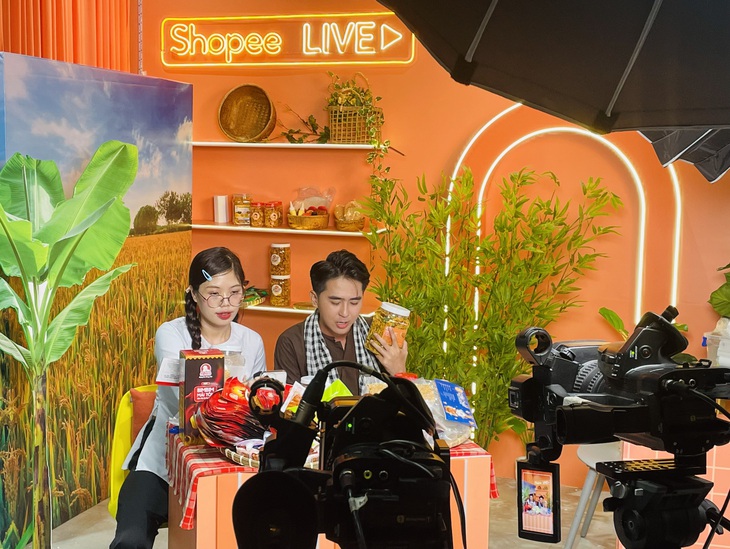 Shopee đẩy mạnh hỗ trợ livestream, nhiều thương hiệu hưởng lợi