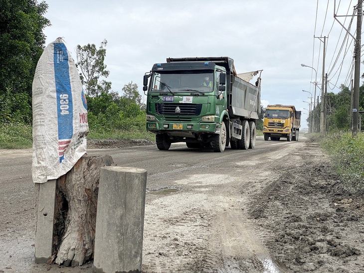 Những tuyến đường huyết mạch ở Dung Quất &quot;nát như tương&quot;, hiện hạ tầng giao thông Dung Quất chỉ đáp ứng 50% nhu cầu vận chuyển ở khu kinh tế này - Ảnh: TRẦN MAI