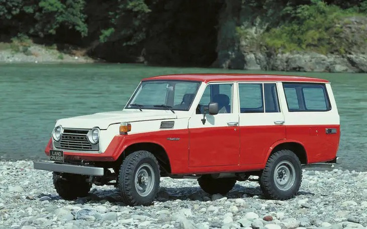 Toyota Land Cruiser (1951) - Land Cruiser đời 40 Series ra mắt vào năm 1960 đánh dấu sự bùng nổ của các dòng xe 4x4 thực thụ. Cũng từ thời điểm này, dòng tên Land Cruiser được nâng tầm lên thành biểu tượng làng SUV toàn cầu nhờ sự bền bỉ và mạnh mẽ đáng kinh ngạc - Ảnh: Autocar