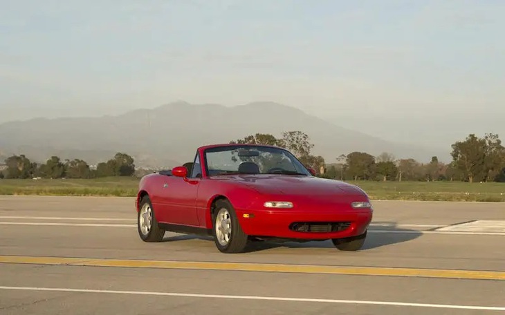 Mazda MX-5 (1989) - Không như M3, MX-5 được biết đến như xe thể thao mui trần cho đại chúng. Theo thời gian thăng trầm, giờ chỉ còn một mình MX-5 tồn tại trong phân khúc của mình. Vào năm 2014, Guinness đã công nhận đây là xe thể thao 2 chỗ bán chạy nhất mọi thời đại - Ảnh: Autocar