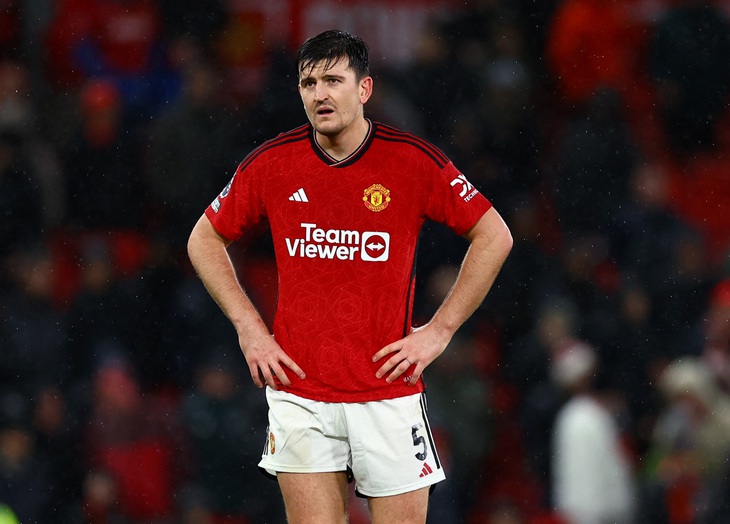 Sự thất vọng của Harry Maguire sau trận thua của Man United - Ảnh: REUTERS