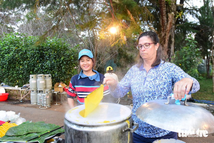 Du khách Mỹ thực hành tráng bánh phở tại thương hiệu phở Hai Thiền - Ảnh: DUYÊN PHAN