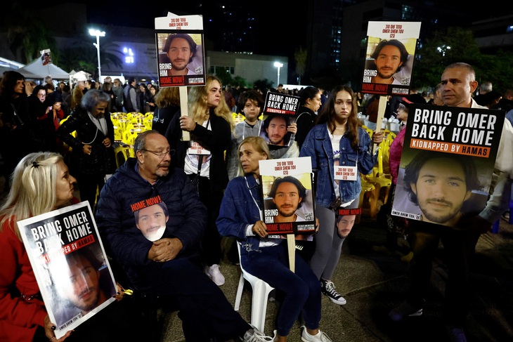 Người dân Tel Aviv, Israel, biểu tình kêu gọi thả tất cả con tin Hamas bắt giữ, ngày 9-12 - Ảnh: REUTERS