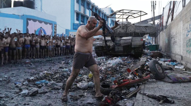 Một người được cho là thuộc nhóm Hamas đầu hàng quân đội Israel tại khu vực Jabaliya, phía bắc Dải Gaza ngày 9-12 - Ảnh: Times of Israel