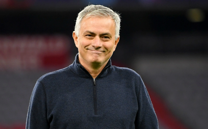 Hành động thú vị của HLV Mourinho trong trận đấu có tới 3 thẻ đỏ