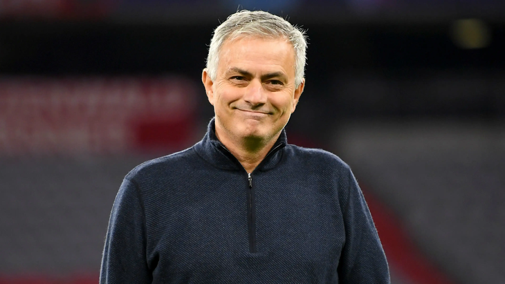 HLV Mourinho có hành động thú vị trong trận đấu có tới 3 thẻ đỏ - Ảnh: REUTERS