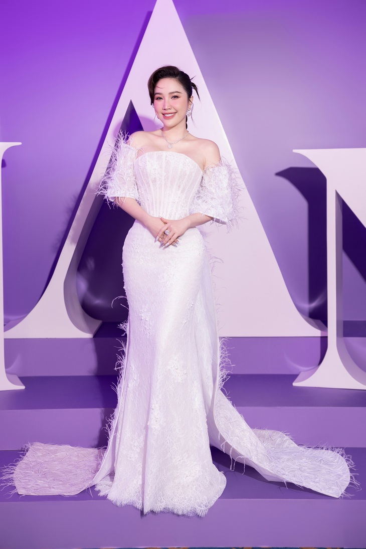 Lệ Quyên hóa tiểu thư điệu đà trong dạ tiệc của vợ Chi Bảo- Ảnh 2. Cũng trong sự kiện dạ tiệc, ca sĩ Bảo Thy xuất hiện với đầm sequin đuôi váy dài thướt tha, khoe body nuột nà sau khi vượt qua quãng thời gian xuống tinh thần vì tăng cân sau khi sinh. Được biết nữ ca sĩ đã nỗ lực và nhờ tới các phương pháp làm đẹp hỗ trợ khoa học để giảm tới 18kg, lấy lại vóc dáng thon gọn.