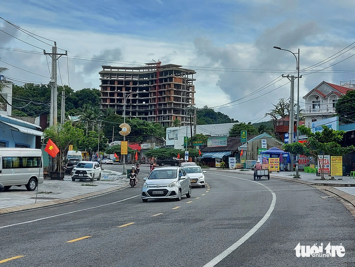 Tòa nhà 12 tầng xây trái phép ở ấp Cửa Lấp, xã Dương Tơ (TP Phú Quốc) - Ảnh: CHÍ CÔNG