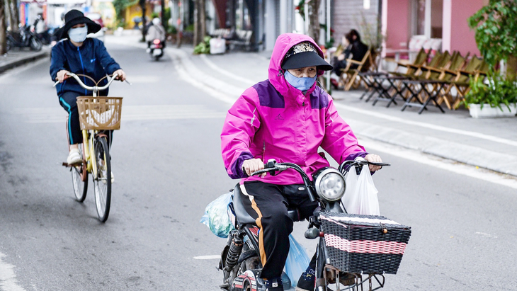 Người cao tuổi chú ý giữ ấm, vận động hợp lý, chế độ dinh dưỡng để đảm bảo sức khỏe - Ảnh: NAM TRẦN