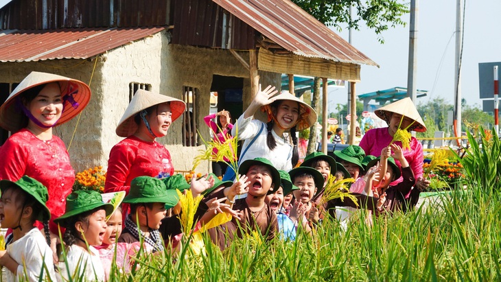 Học sinh thích thú với những chậu bông lúa vừa chín tới - Ảnh: CHÍ CÔNG