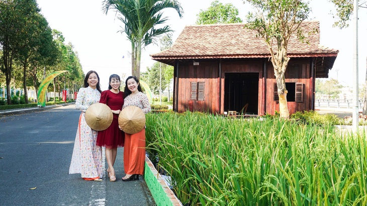 Tranh thủ check-in với những mô hình đẹp mắt tại triển lãm Con đường lúa gạo Việt Nam - Ảnh: CHÍ CÔNG