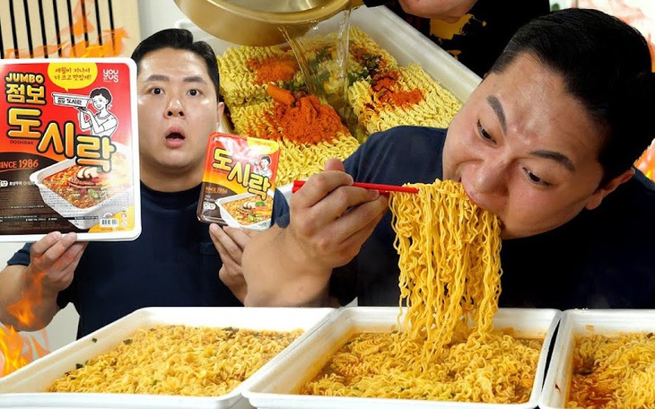 Choáng với hộp mì &quot;siêu to khổng lồ&quot; 8 người ăn mới hết