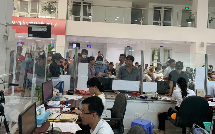 Ùn ùn đi đổi giấy phép lái xe ở miền Tây - Ảnh 3.