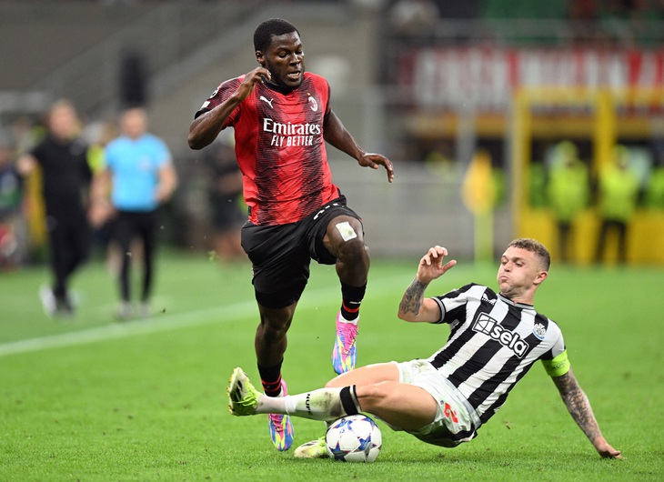 Chờ đợi gì ở lượt trận cuối?- Ảnh 1. AC Milan (trái) và Newcastle buộc phải thắng để hy vọng đi tiếp - Ảnh: REUTERS