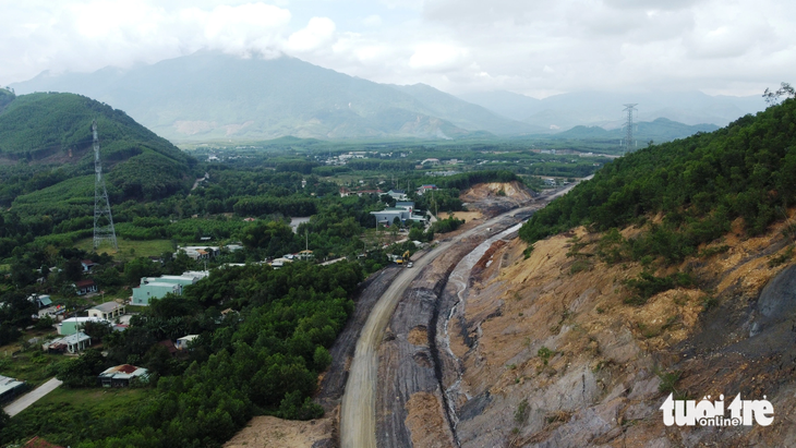 Đoạn đường vành đai bị sạt đất - Ảnh: ĐOÀN CƯỜNG