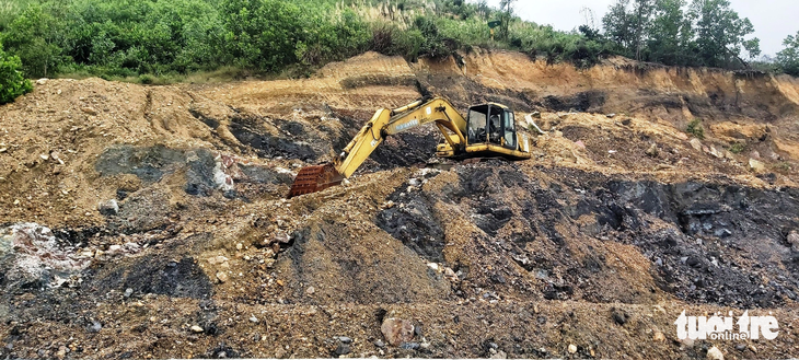 Do sạt lở khiến việc thi công đoạn này gặp nhiều khó khăn - Ảnh: ĐOÀN CƯỜNG