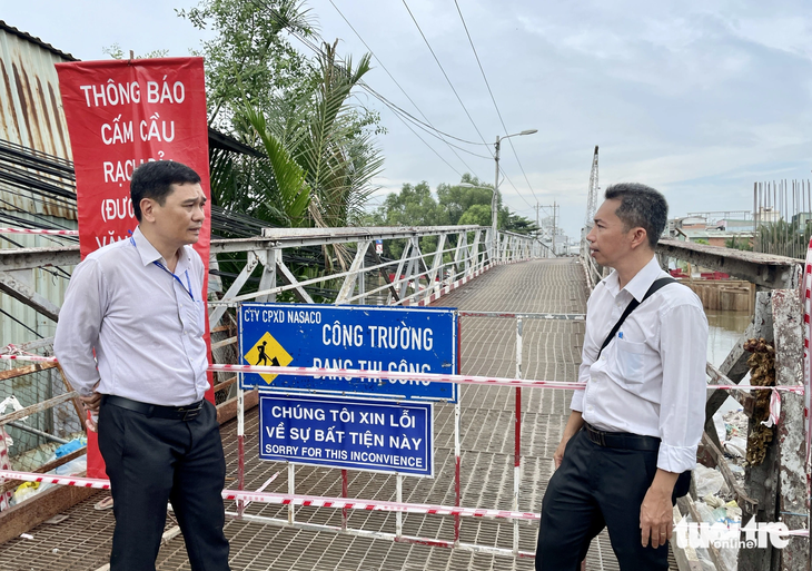 Chiều cùng ngày, đoàn do Sở Giao thông vận tải TP.HCM chủ trì đến kiểm tra tình hình giao thông ở dự án xây dựng cầu Rạch Đĩa (nối quận 7 và huyện Nhà Bè) - Ảnh: CHÂU TUẤN