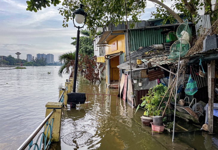 Kè Thanh Đa bị sụt lún, nước &quot;tấn công&quot; vào khu dân cư phía trong phường 25, quận Bình Thạnh, TP.HCM - Ảnh: CHÂU TUẤN