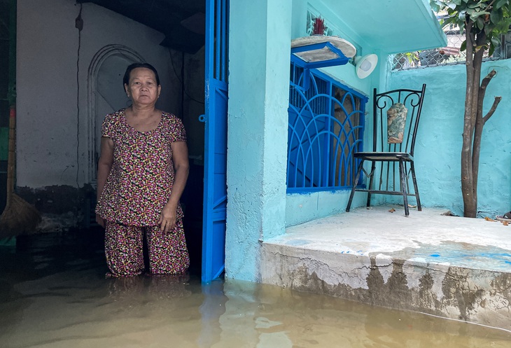 Triều cường tràn vào nhà dân ở khu vực lân cận đoạn kè Thanh Đa vào đợt giữa tháng 10 - Ảnh: CHÂU TUẤN