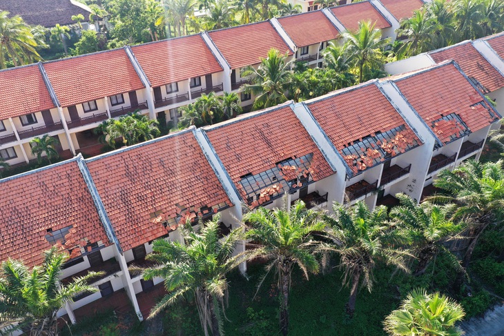 Mái ngói của một trong nhiều resort dọc biển Hội An bị hư hại do bỏ hoang quá lâu - Ảnh: B.D.