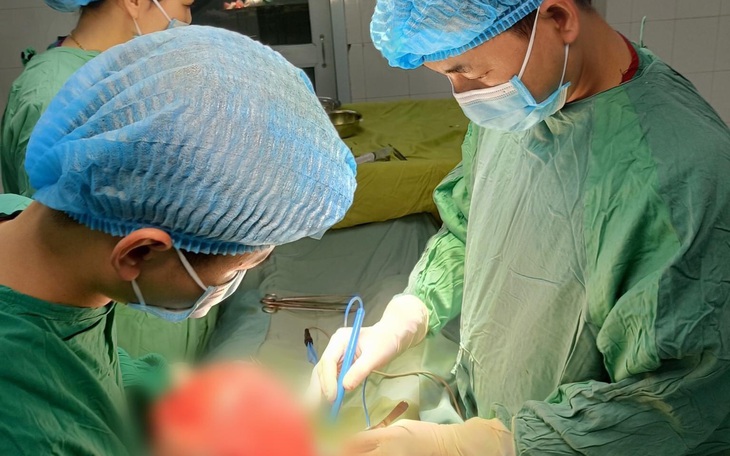 Chỉ sưng bìu, trẻ 13 tháng tuổi bất ngờ phát hiện u tinh hoàn ác tính - Ảnh 2.