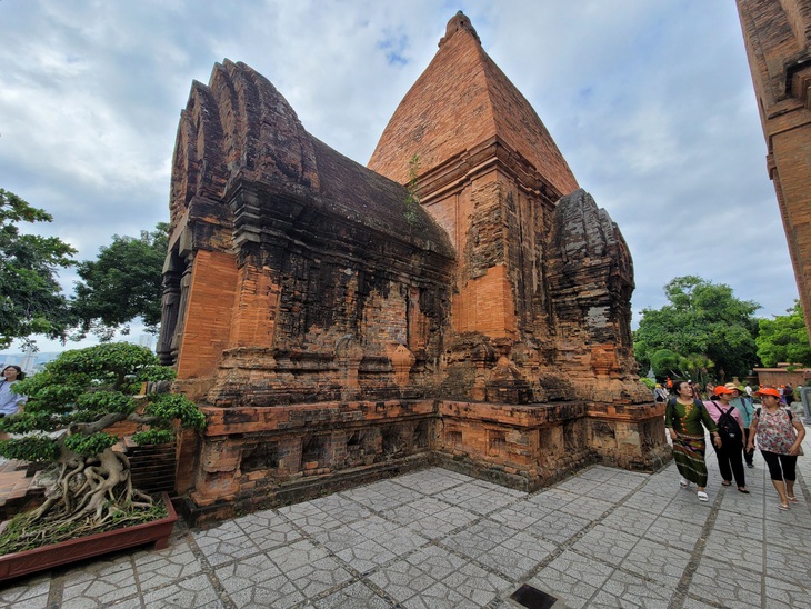 Di tích Tháp Bà Ponagar là một trong những địa điểm du lịch nổi tiếng ở Nha Trang, thu hút đông đảo du khách đến tham quan - Ảnh: TRẦN HƯỚNG