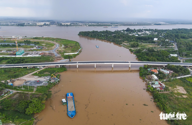 Toàn cảnh cầu Long Đại nhìn từ trên cao. Cây cầu này nối liền phường Long Bình và Long Phước, bắc qua sông Tắc (một nhánh của sông Đồng Nai). Mỗi ngày khu vực này có nhiều phà, thuyền, ghe qua lại - Ảnh: CHÂU TUẤN