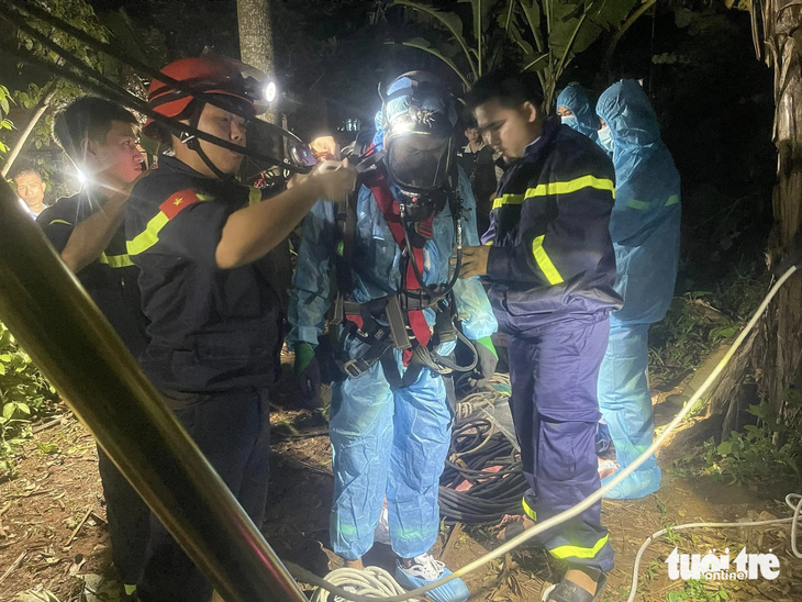 Phát hiện chủ nhà chết dưới giếng- Ảnh 1. Cảnh sát chữa cháy chuẩn bị xuống giếng nước để tìm kiếm nạn nhân - Ảnh: HH