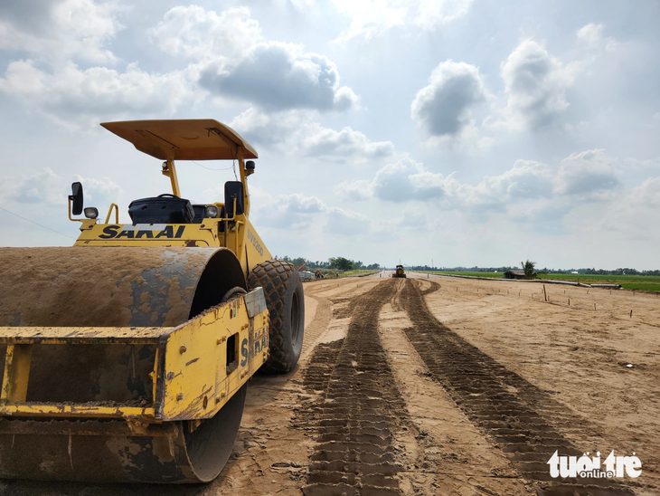 Đường cao tốc Bắc - Nam đoạn qua huyện Vĩnh Thuận, tỉnh Kiên Giang đã thi công từ tháng 5 đến nay nhưng còn vướng 10 hộ dân - Ảnh: BỬU ĐẤU