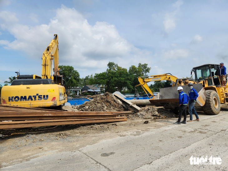 Tập kết vật tư, máy móc để thi công cao tốc Bắc - Nam đoạn qua huyện Vĩnh Thuận, tỉnh Kiên Giang - Ảnh: BỬU ĐẤU