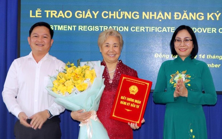 Lãnh đạo UBND tỉnh Đồng Nai và Sở Kế hoạch và Đầu tư trao giấy chứng nhận đầu tư cho đại diện Công ty TNHH Công nghiệp J&H Yubo Việt Nam - Ảnh: H.M.