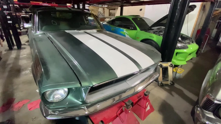 Nghĩa địa ô tô lẫy lừng trong các siêu phẩm Hollywood- Ảnh 3. Ford Mustang Fastback 1967 trong Tokyo Drift là một chiếc xe đầy tính biểu tượng. Xe sử dụng động cơ RB26 của Nissan Skyline. Nhưng chiếc này quá giá trị nên chủ yếu đóng vai trò cameo. Còn chiếc chinh chiến thực sự sử dụng động cơ V8 thông thường