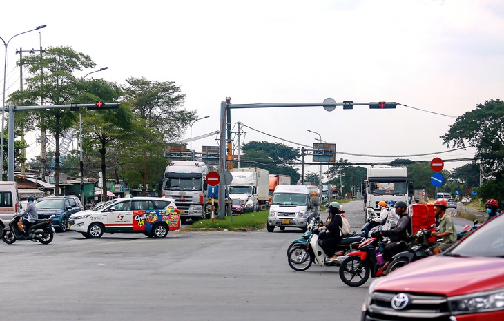 Giao lộ Nguyễn Văn Linh - Nguyễn Hữu Thọ chuẩn bị đóng để xây dựng hoàn thành hầm chui - Ảnh: CHÂU TUẤN