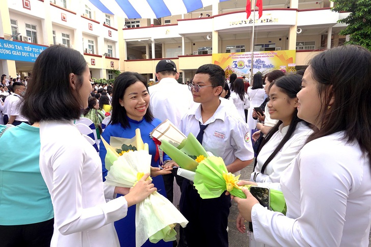 Tôn sư trọng đạo chỉ có thể được hình thành thông qua dạy thật, học thật, thi thật và sống thật. Trong ảnh: học sinh Trường THPT Nguyễn Hiền, Q.11, TP.HCM tặng hoa chúc mừng cô giáo nhân  Ngày Nhà giáo Việt Nam 20-11 - Ảnh: NHƯ HÙNG