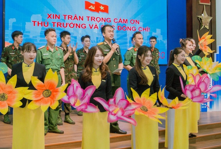 Một trong các phần thi của 10 thí sinh vào chung kết Hội thi cán bộ tham mưu tốt - dân vận khéo 2023 - Ảnh: THÀNH ĐOÀN