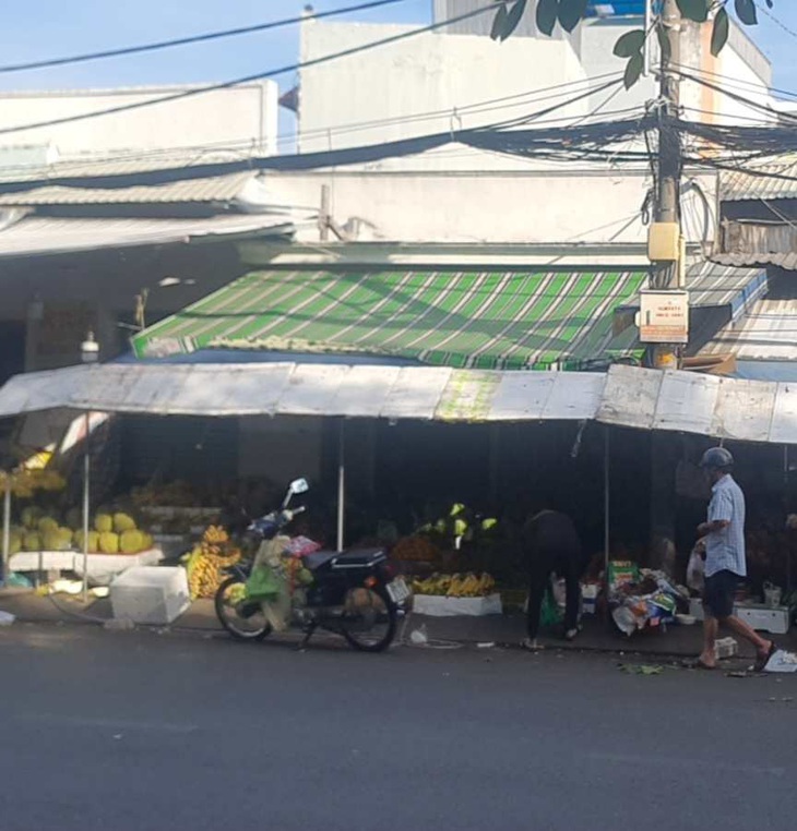 Căn nhà bà L.T.K.C (hiện được sử dụng phía trước làm sạp bán trái cây) là tài sản thi hành án được kết luận thanh tra chỉ ra có dấu hiệu thông đồng trong bán đấu giá - Ảnh: ÁI NHÂN