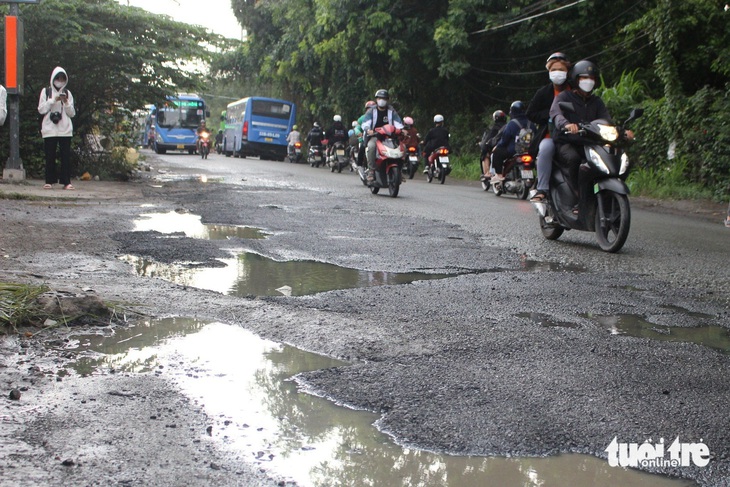 Đường dẫn vào Đại học Quốc gia TP.HCM đã được sửa- Ảnh 2. Thời gian trước, đường dẫn vào Đại học Quốc gia TP.HCM bị xuống cấp nghiêm trọng, nước đọng thành từng vũng - Ảnh: NGỌC NHI
