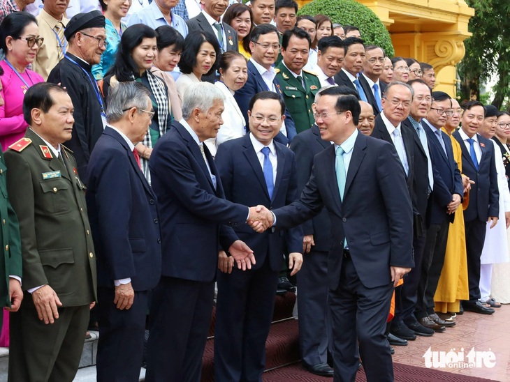 Chủ tịch nước Võ Văn Thưởng gặp gỡ bắt tay thân mật các nguyên lãnh đạo, lãnh đạo và đại biểu gương điển hình tiên tiến của TP Cần Thơ - Ảnh: T.PHẠM