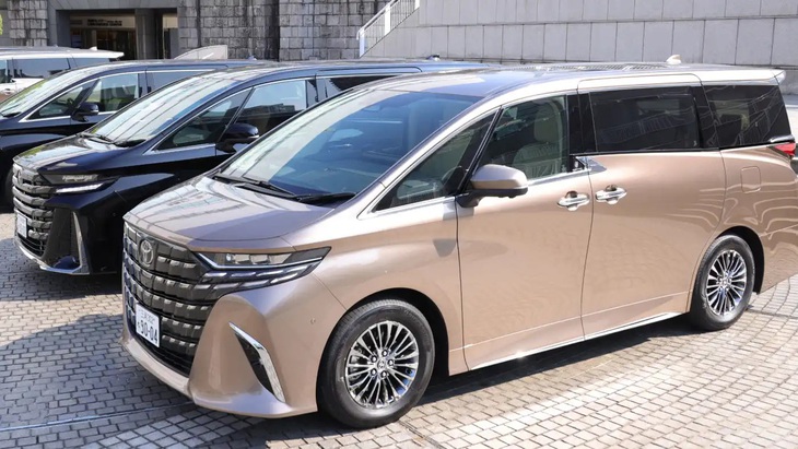 Alphard đời mới ra mắt vào giữa năm 2023 đang liên tục phải ngừng nhận đơn hàng mới do không sản xuất kịp - Ảnh: Nikkei Asia