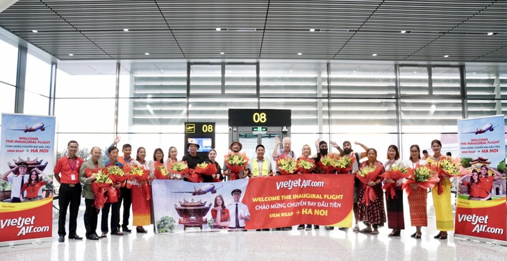 Những hành khách đầu tiên trên chuyến bay khai trương Siem Reap - Hà Nội