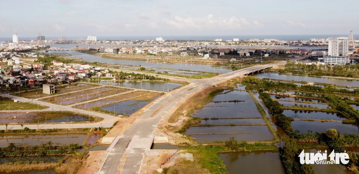 Tuyến đường huyết mạch được xây dựng với kỳ vọng sẽ hỗ trợ phát triển kinh tế - xã hội cho Quảng Bình nhưng không thể thông tuyến - Ảnh: Q.NAM